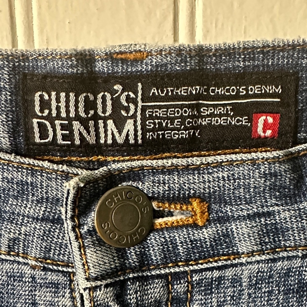 Chico’s Denim Semi Flare Leg Blue Jeans sz M/8 (1) - Picture 13 of 14